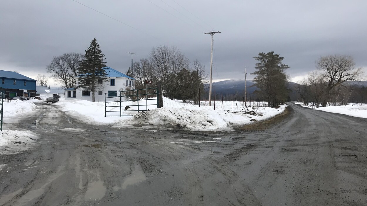 La bordure d'une route et une résidence de loin