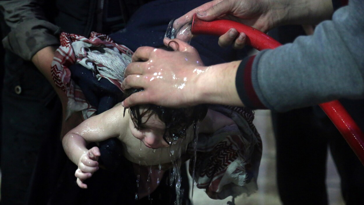 Un enfant est traité dans un hôpital de Douma, dans l'est de la Ghouta, en Syrie, après une attaque chimique alléguée.