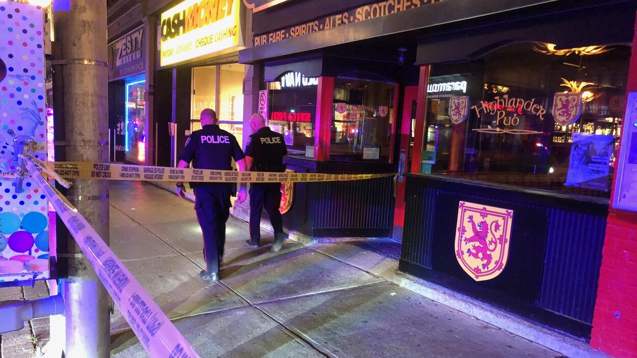 Des policiers devant un périmètre de sécurité au centre-ville d'Ottawa, près du Marché By.