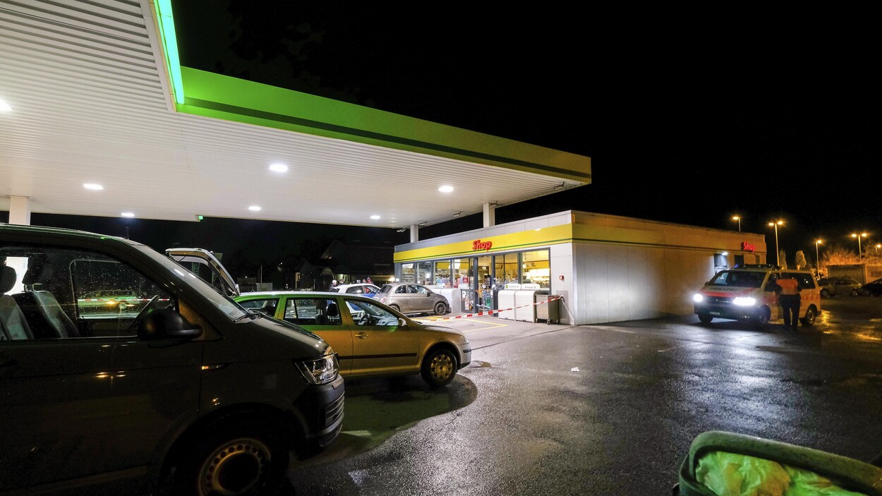 Des véhicules de police sur le lieu des attaques à la hache dans la petite ville de Flums, dans nord-est de la Suisse Des véhicules de police sur le lieu des attaques à la hache dans la petite ville de Flums, dans nord-est de la Suisse