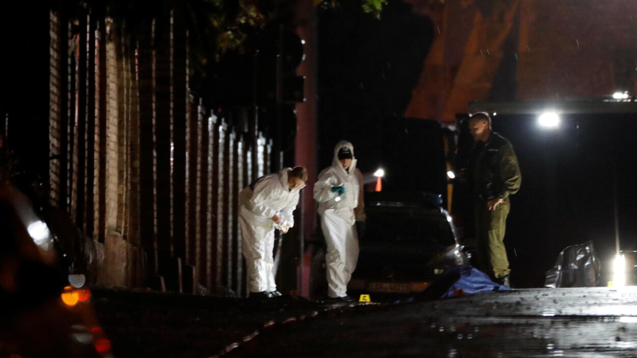 Des agents de la police scientifique travaillent sur le site de la fusillade.