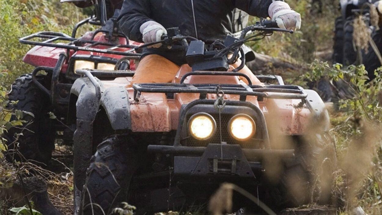 Un homme sur un VTT
