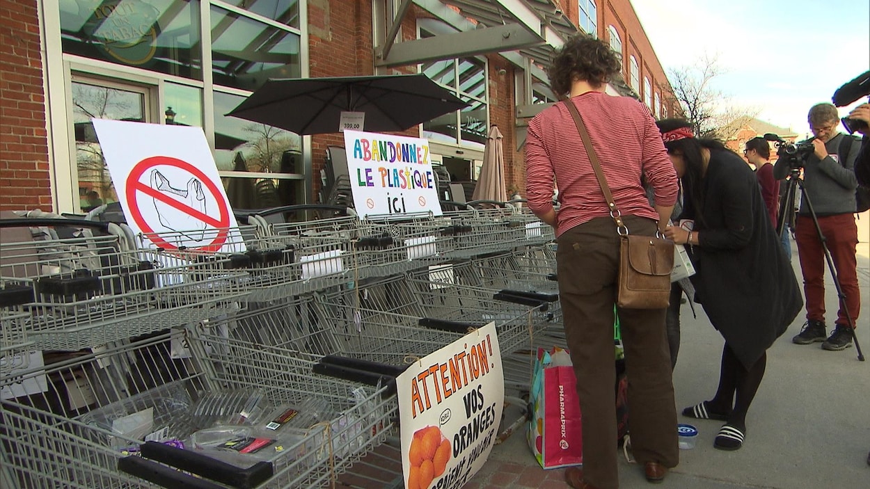 Des chariots devant un magasin
