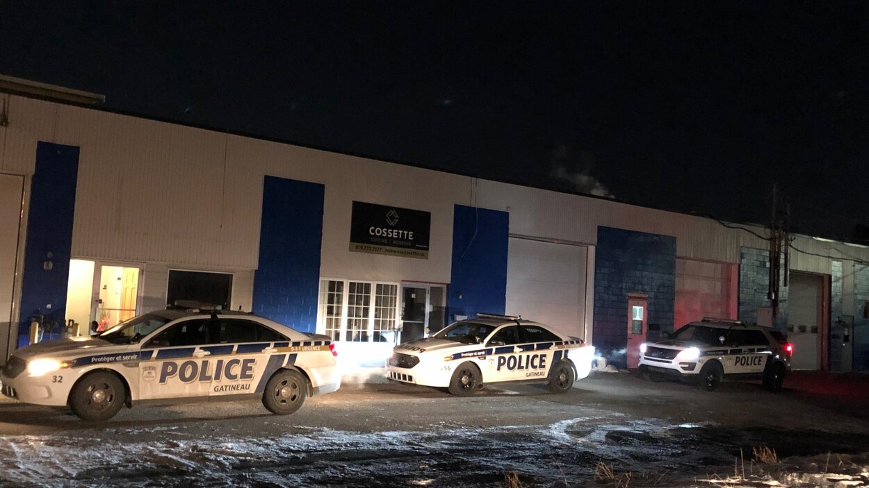 Des policiers sur les lieux d'une agression rue Adrien-Robert, à Gatineau