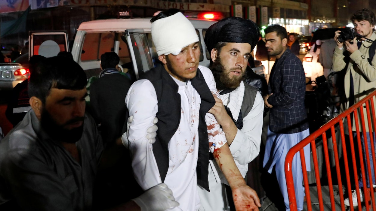 Des Afghans transportent un blessé à l'hôpital après un attentat suicide à Kaboul. Des Afghans transportent un blessé à l'hôpital après un attentat suicide à Kaboul.