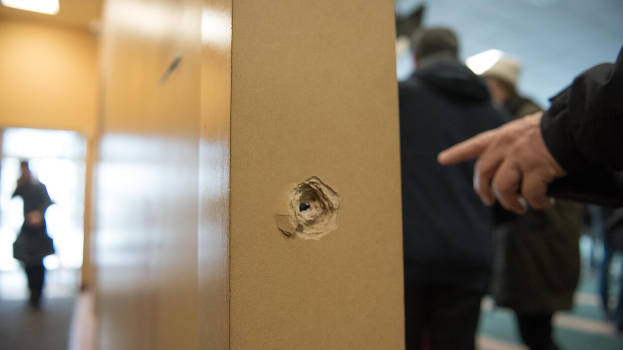 La trace de l'impact d'une balle à la mosquée de Québec.