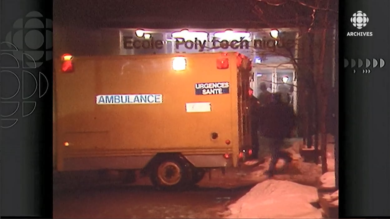 Ambulance devant l'entrée principale de l'École Polytechnique 