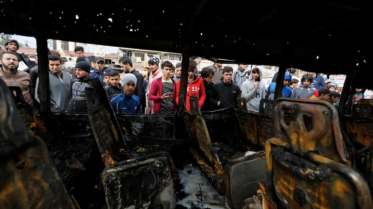 La carcasse de la voiture piégée qui a explosé dans le quartier de Sadr City à Bagdad, en Irak