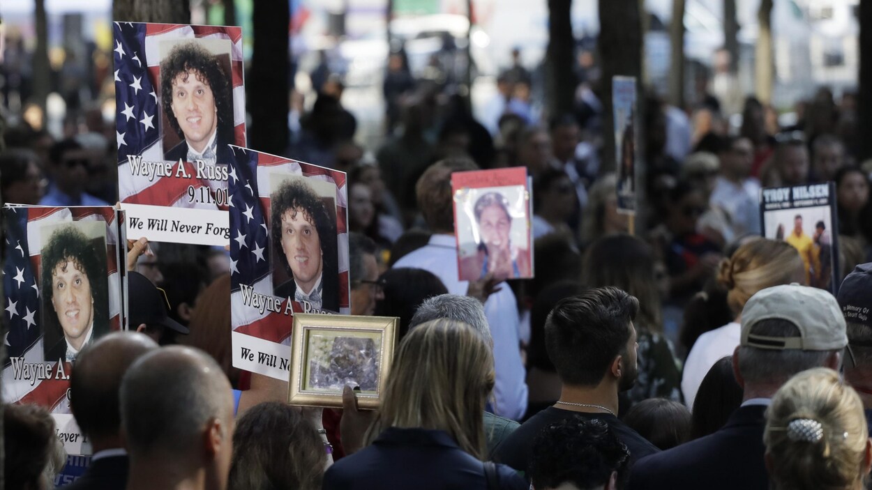 Des gens se recueillent lors d'une cérémonie marquant le 18e anniversaire des attentats du 11 septembre 2001.