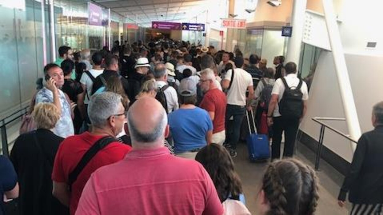 Des passagers en file.