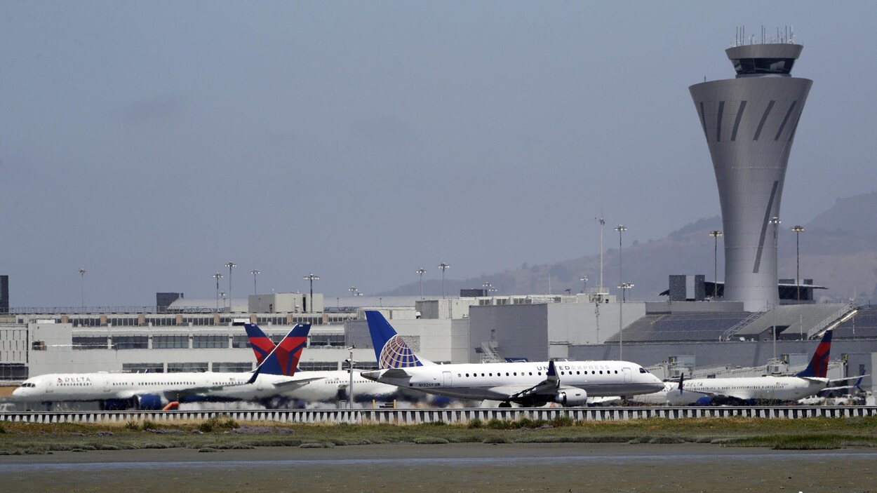 Des avions au sol à l'aéroport de San Francisco Des avions au sol à l'aéroport de San Francisco