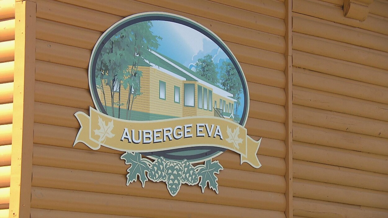 Une affiche de l'auberge Éva de Lac-Bouchette.