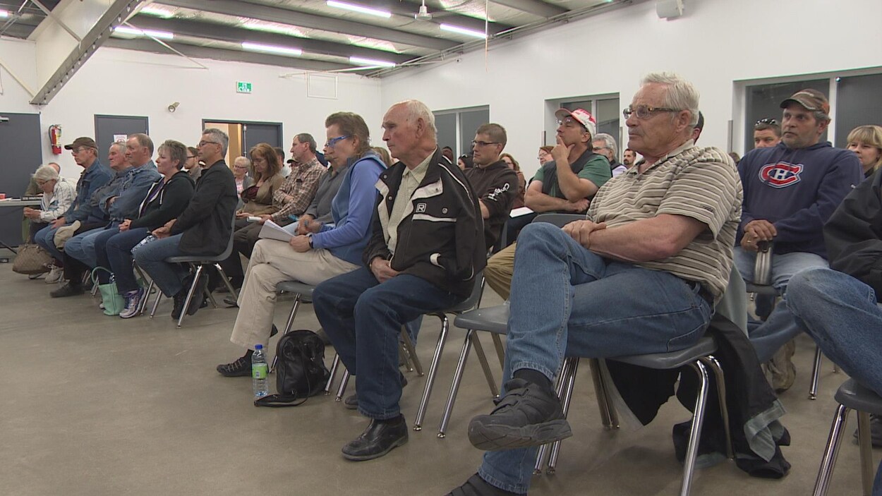 Des participants à l'audience publique de la Commission de protection de l'environnement à La Broquerie, sur le projet de transmission Manitoba-Minnesota