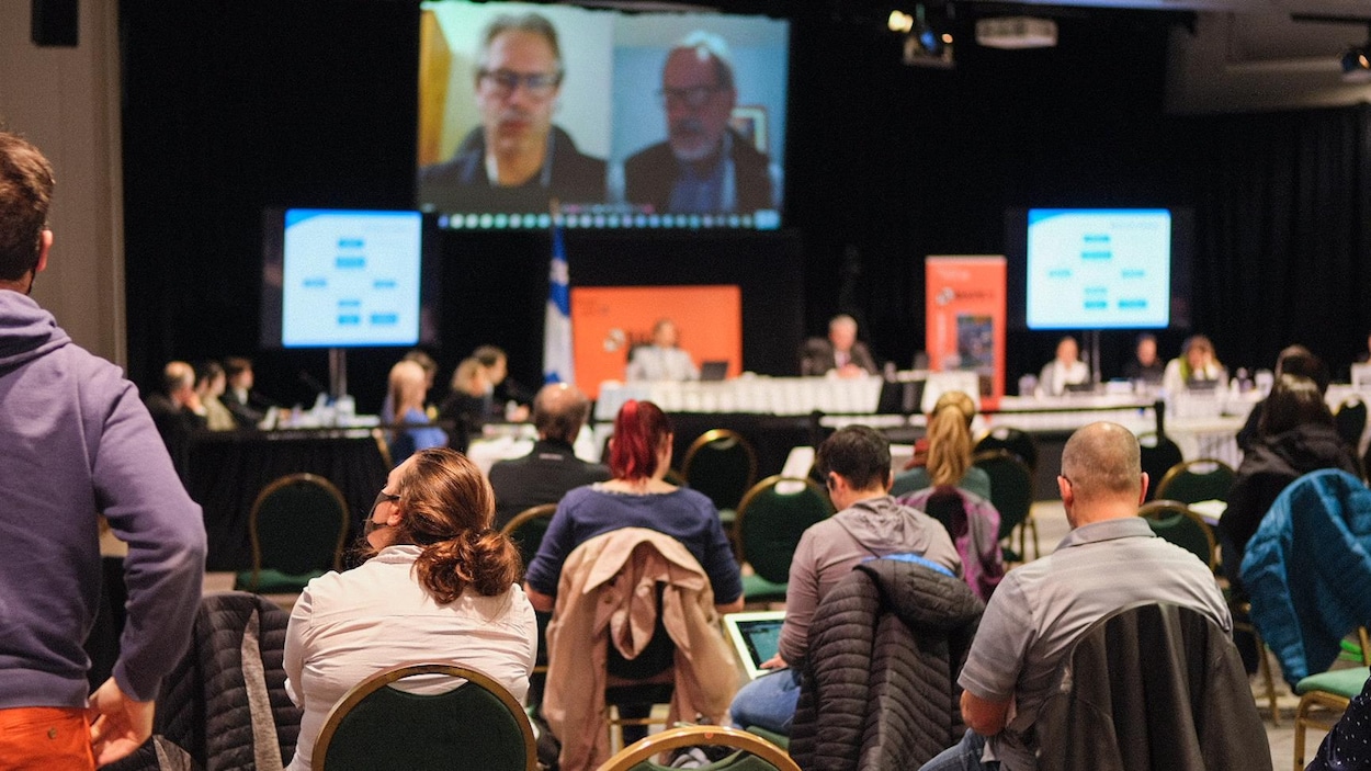 Des gens dans une salle.