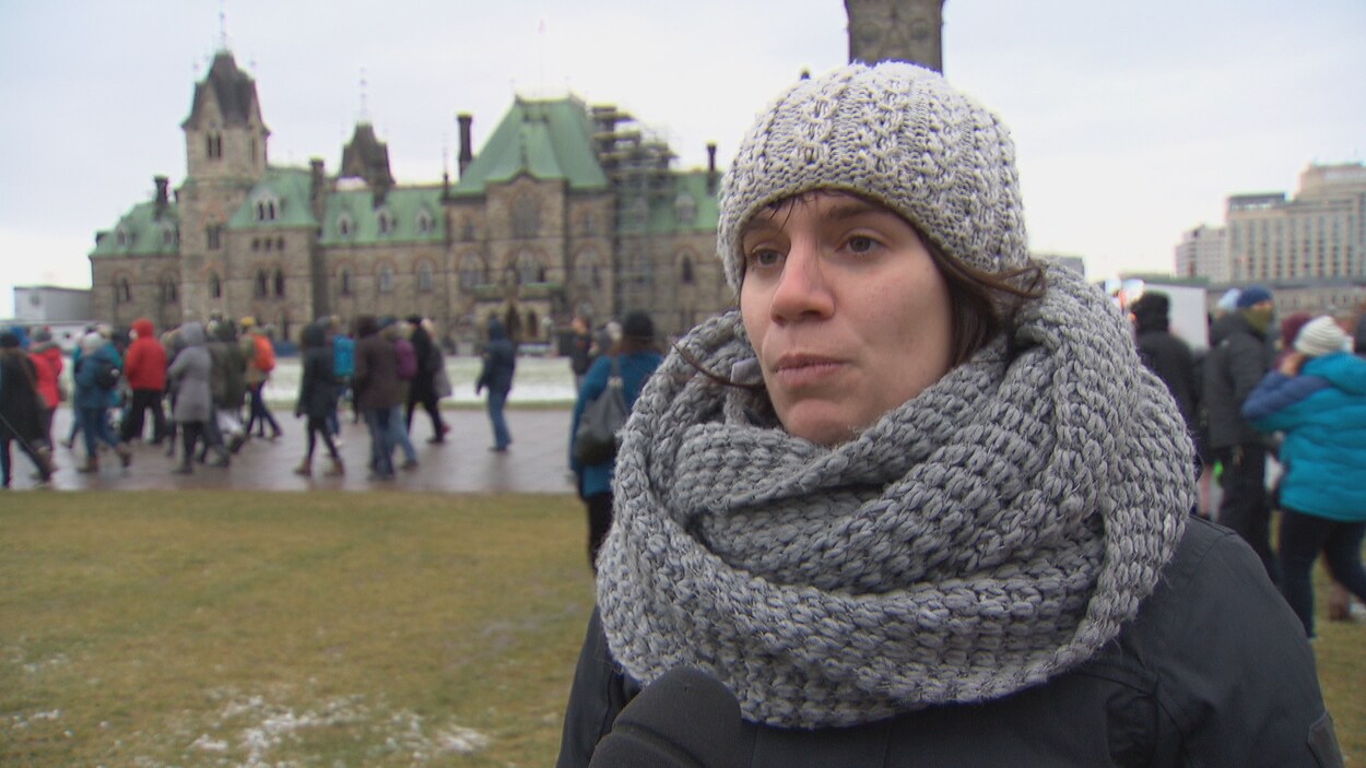 Une femme répond aux questions d'une journaliste à la caméra.