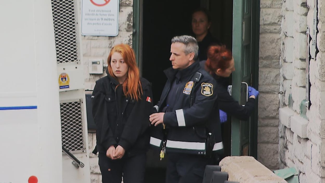 Audrey Gagnon à la sortie de la centrale de police Victoria.