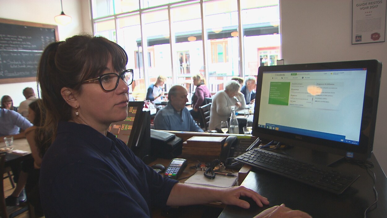 Anik Beaudoin s'adresse au journaliste devant la salle à manger de son restaurant.