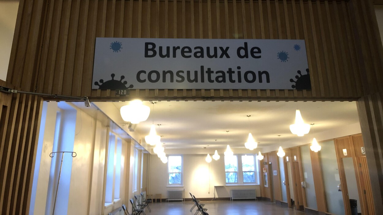 Une salle dédiée aux bureaux de consultation.