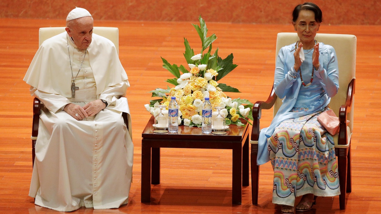 La dirigeante birmane Aung San Suu Kyi en compagnie du pape François. La dirigeante birmane Aung San Suu Kyi en compagnie du pape François.
