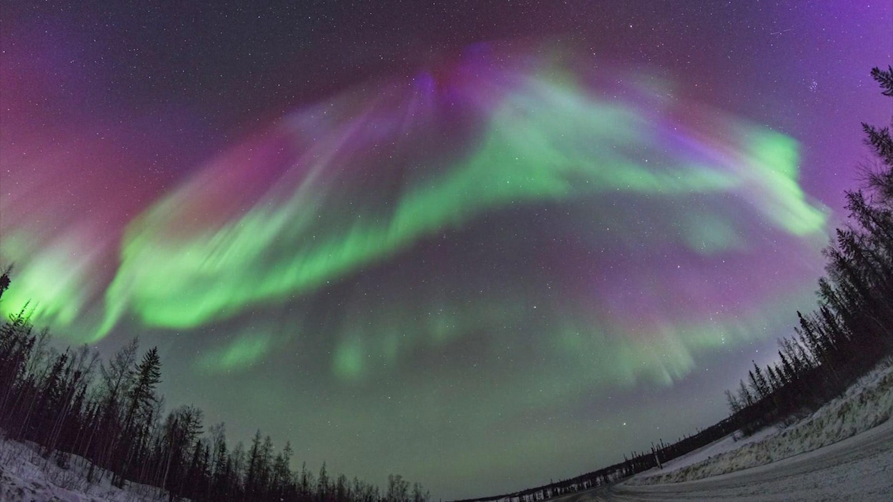A aurora boreal voltou a partes do país na noite de sexta-feira
