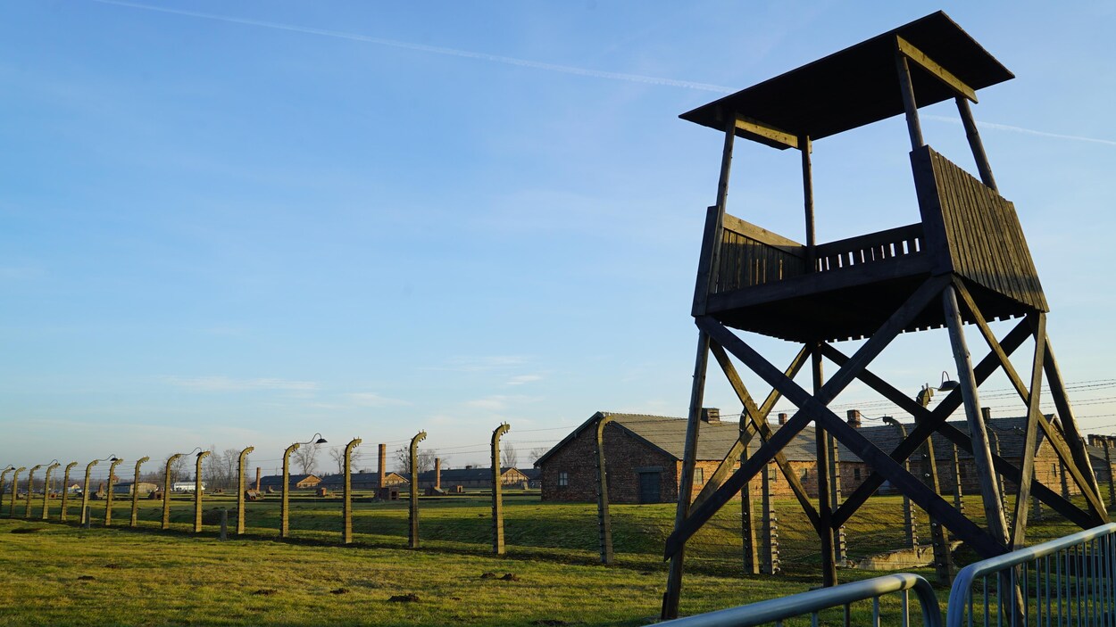 Une tour de surveillance du camp.