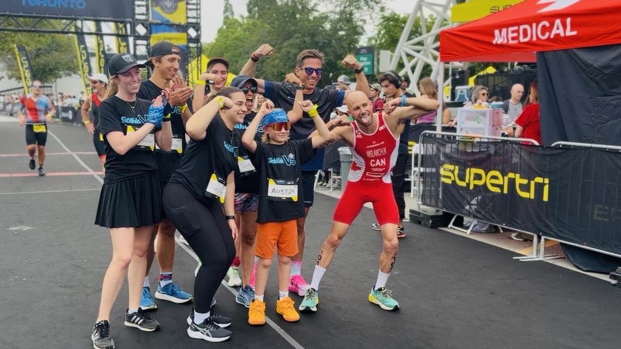 Après un grave accident de tondeuse, ce garçon complète l’étape finale d’un triathlon