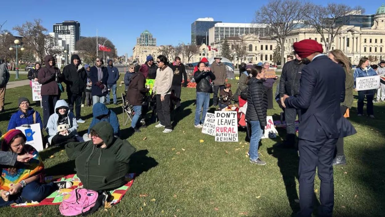 Autisme au Manitoba : des manifestants réclament le maintien des services pour les adultes