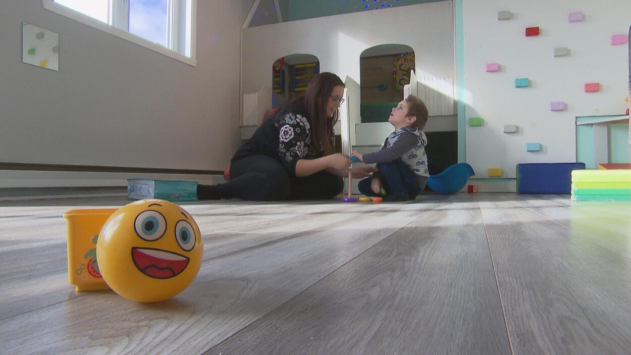 Une femme joue avec son enfant