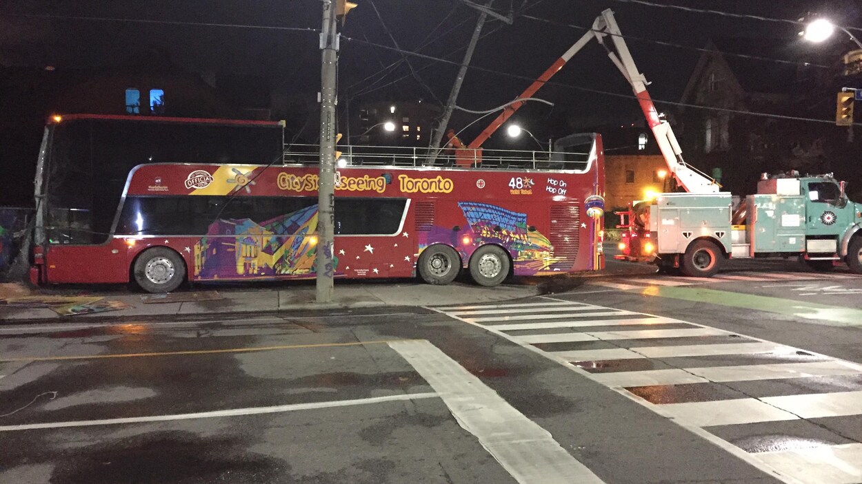 Un autobus de touristes accidenté Un autobus de touristes accidenté