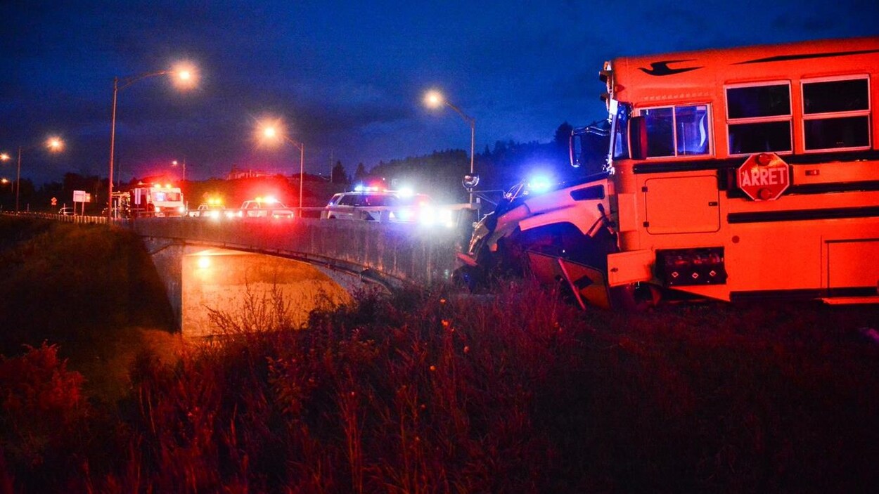 L'autobus scolaire a évité de peu le ravin, aux abords du pont à Trois-Pistoles