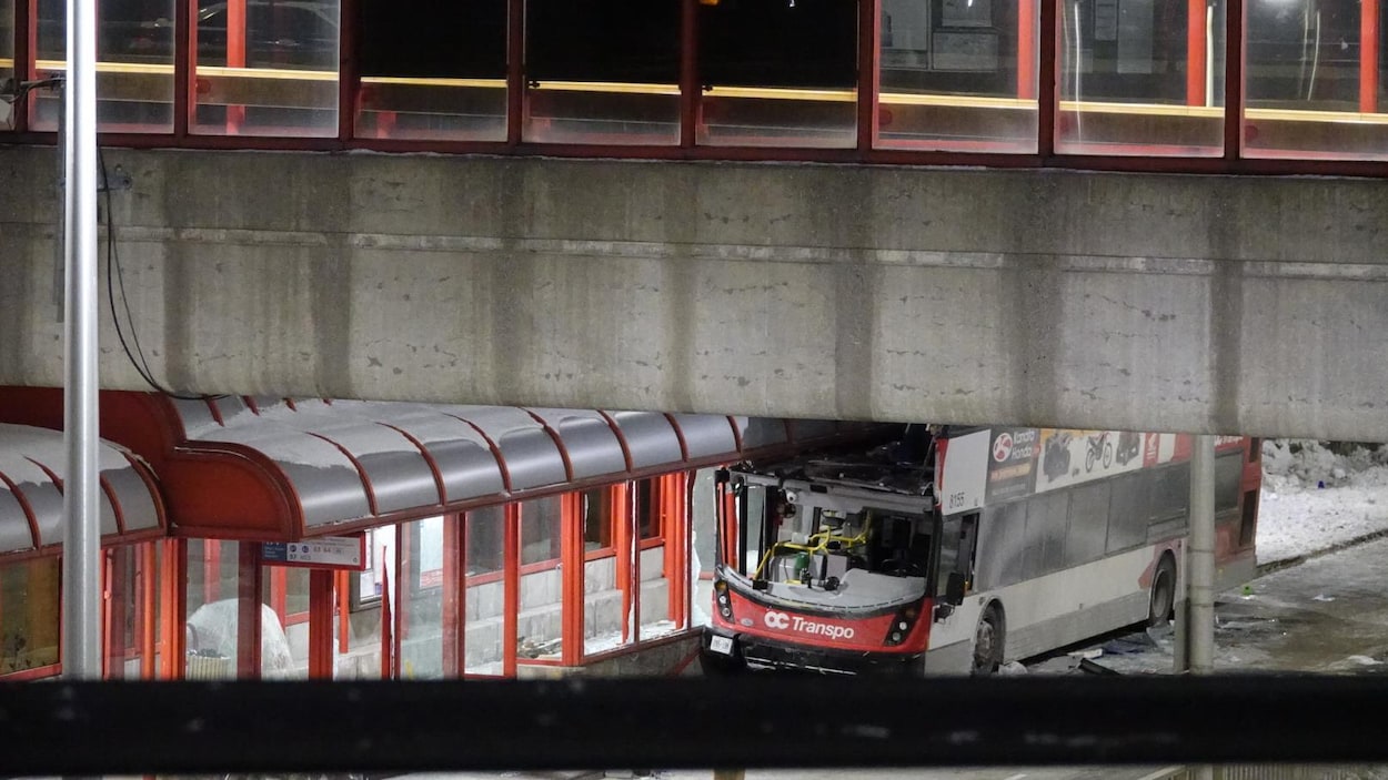 Un autobus dont la façade est complètement arrachée.