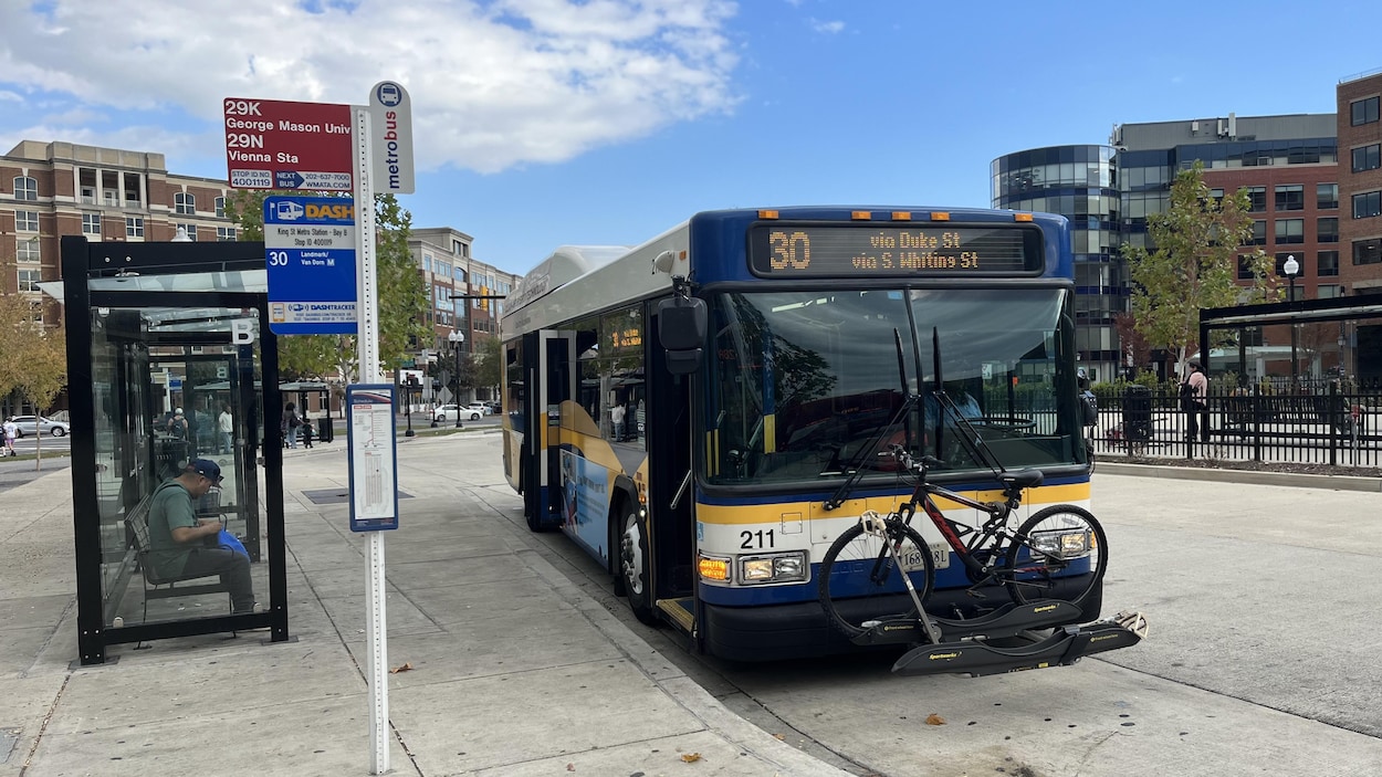 Montréal, Canada - Le 21 septembre 2018 : Sous la pluie, un type attend à  un arrêt d'autobus public pour prendre un autobus à Montréal, Québec,  Canada. Usage rédactionnel — Photo éditoriale © izik_md #293468660