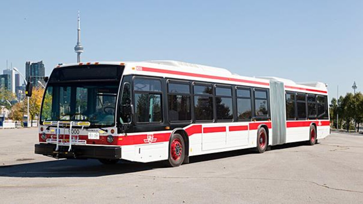 Un autobus articulé de la Commission de transport de Toronto
