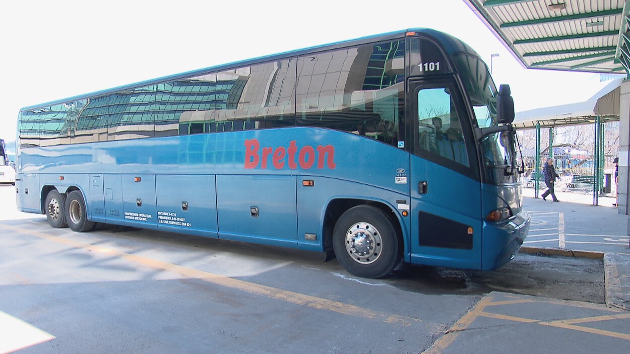 Un autobus Breton à la gare du Palais.