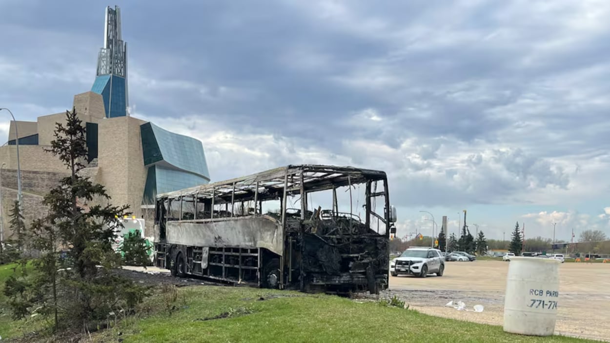 L’autobus des Kane County Cougars brûlé après leur match contre les Goldeyes