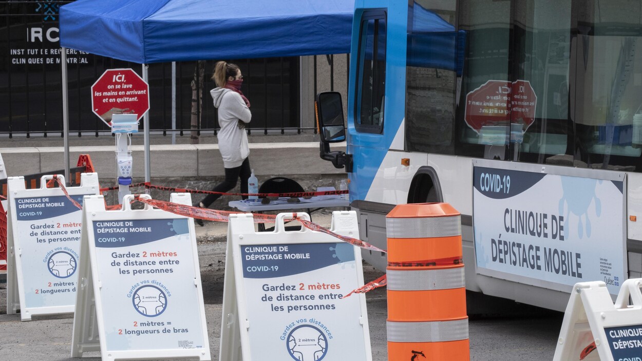 Un autobus de la STM transformé en une clinique de dépistage de la COVID-19.