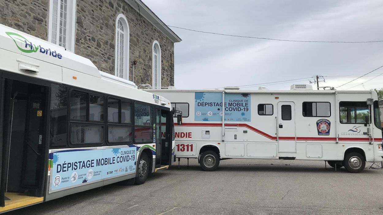 Un autobus et une unité de prévention transformés en cliniques mobiles.