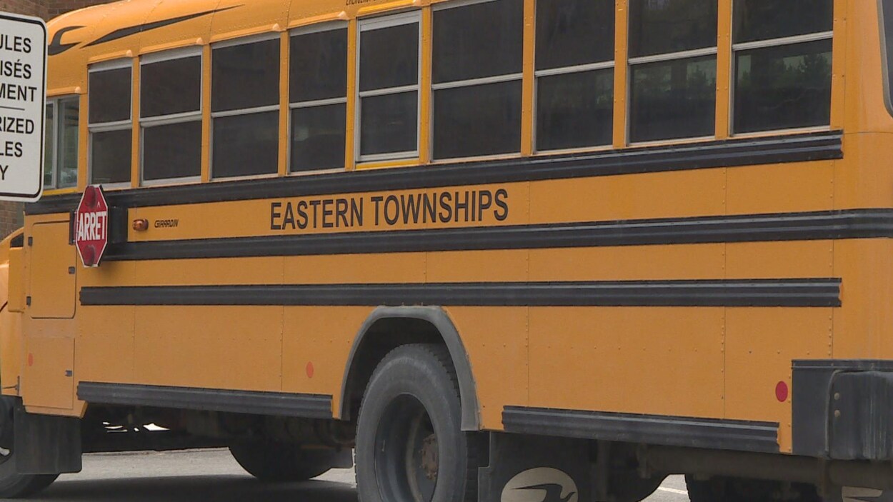 Un autobus scolaire de la Commission scolaire Eastern Townships, en Estrie. Un autobus scolaire de la Commission scolaire Eastern Townships, en Estrie.