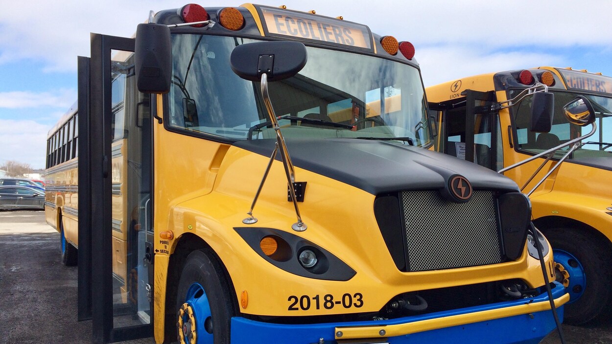 Un autobus scolaire conçu par la Compagnie électrique Lion.