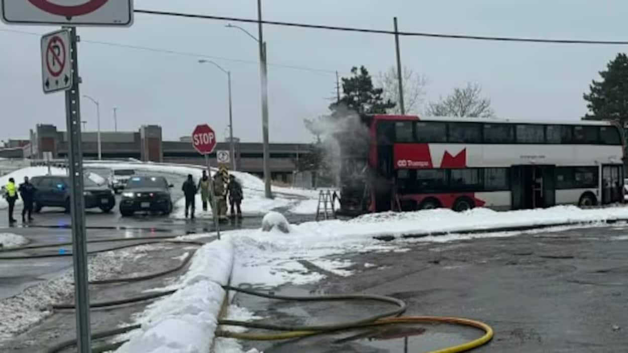 Un autobus OC Transpo prend feu pendant son remorquage