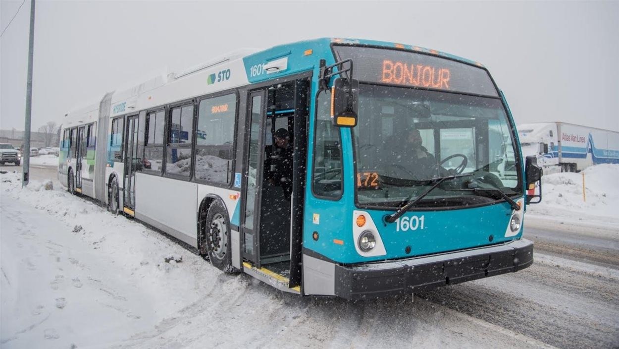 Un autobus de la STO sous la neige, l'hiver Un autobus de la STO sous la neige, l'hiver