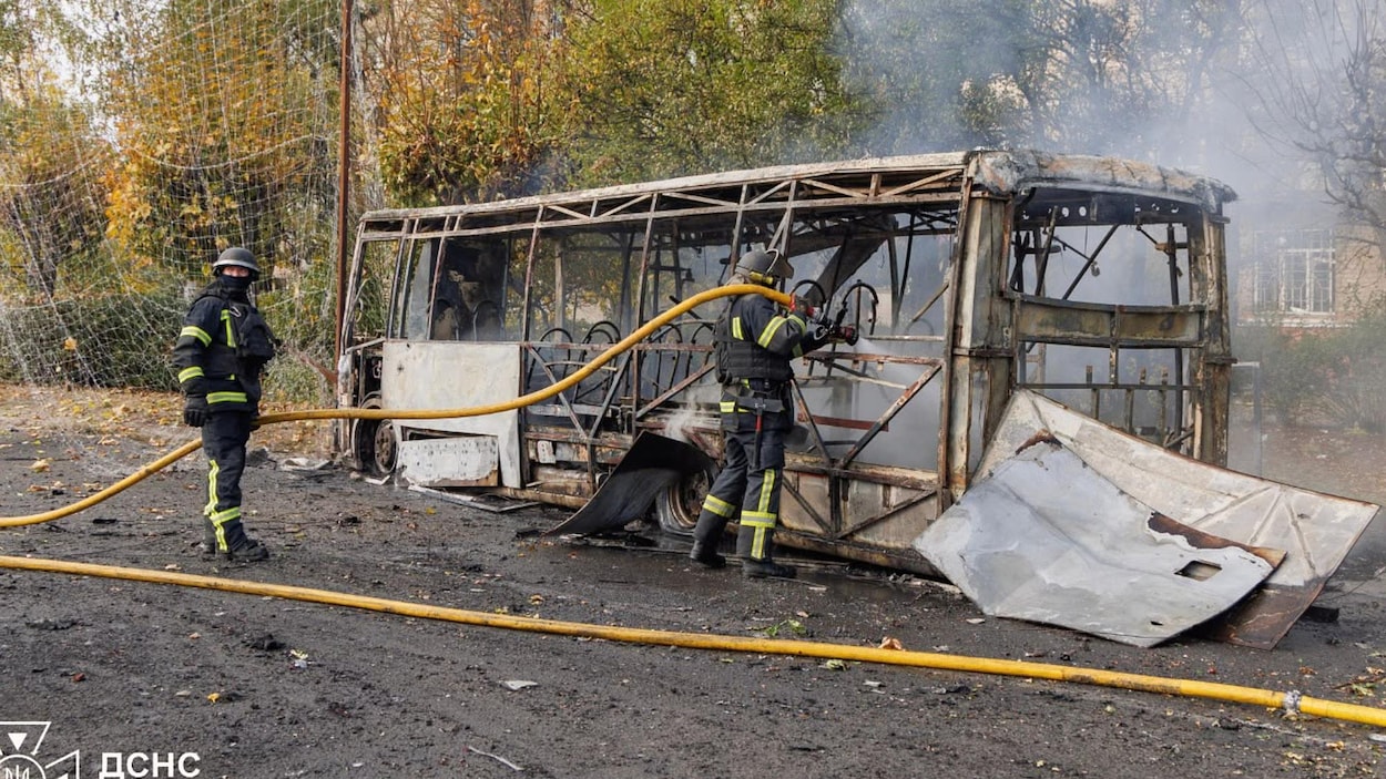 Une frappe russe contre 2 bus fait au moins 30 morts dans l’est de l’Ukraine