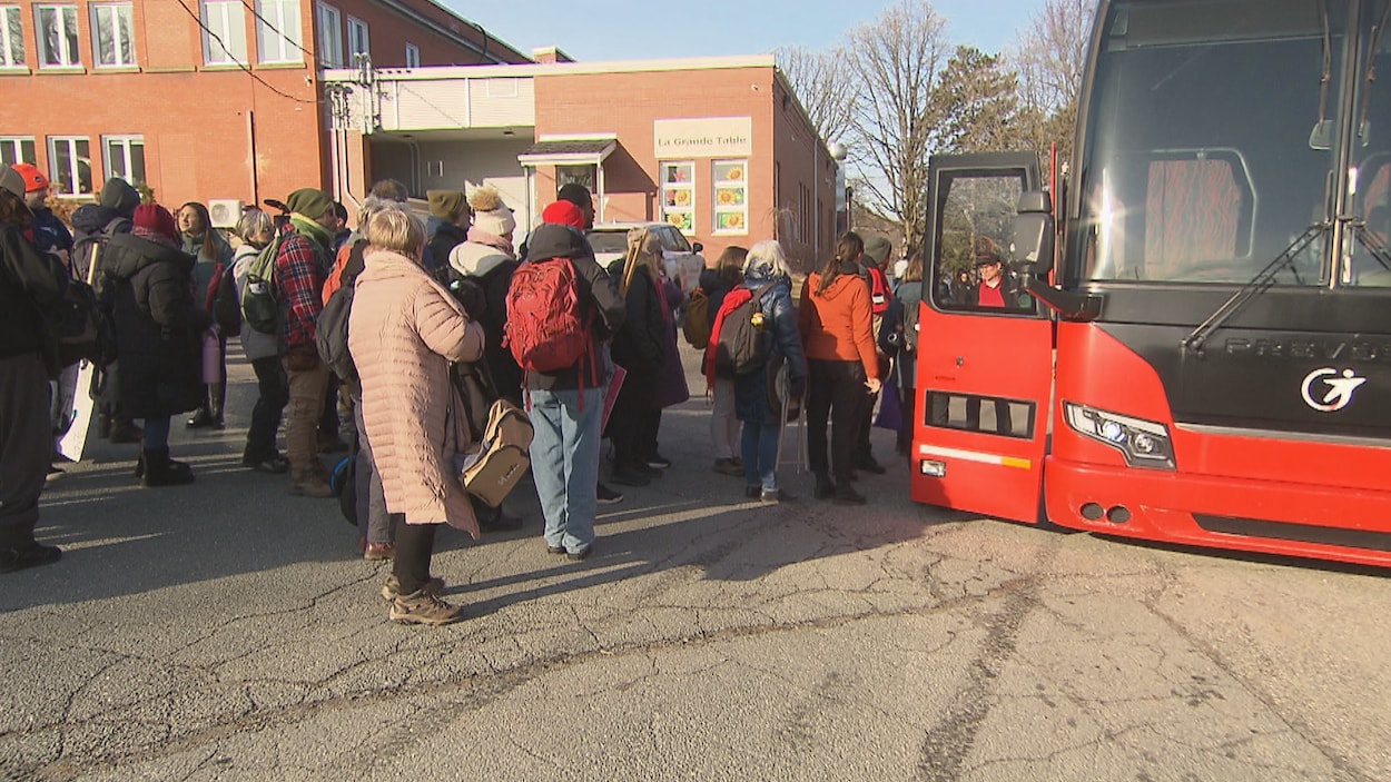 Des centaines de travailleurs communautaires de l’Estrie manifestent à Québec
