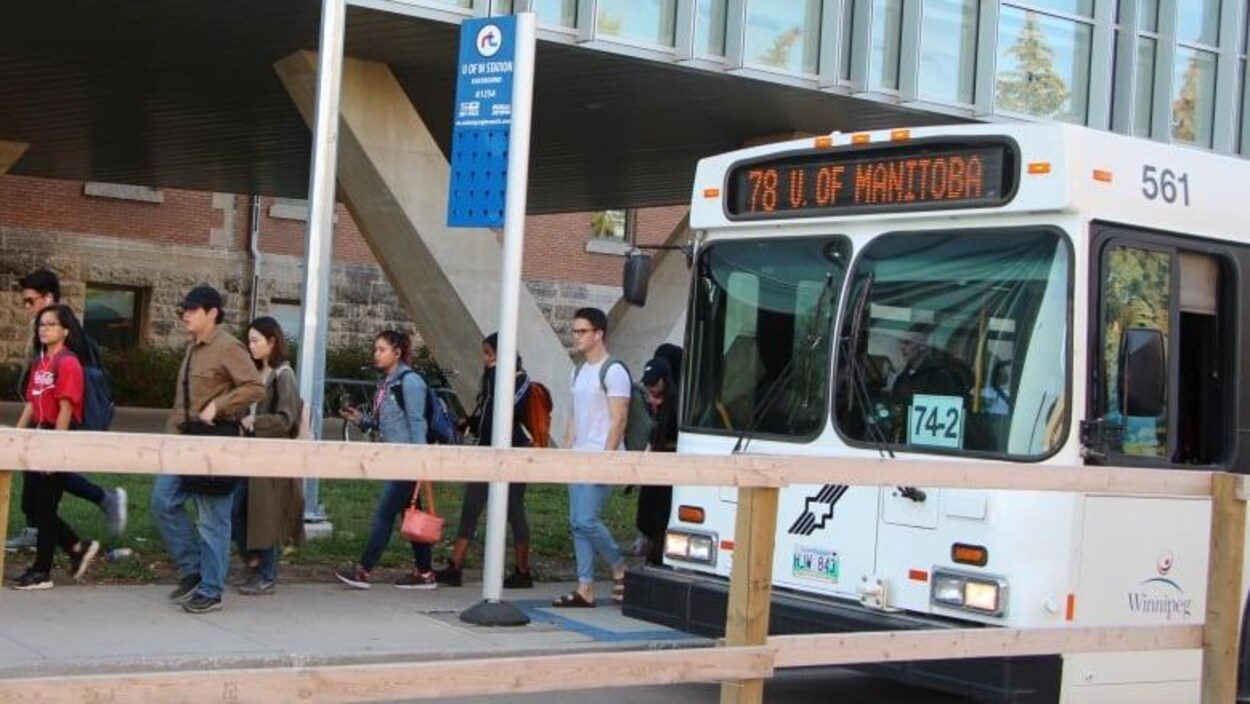 De jeunes adultes descendent d'un autobus.