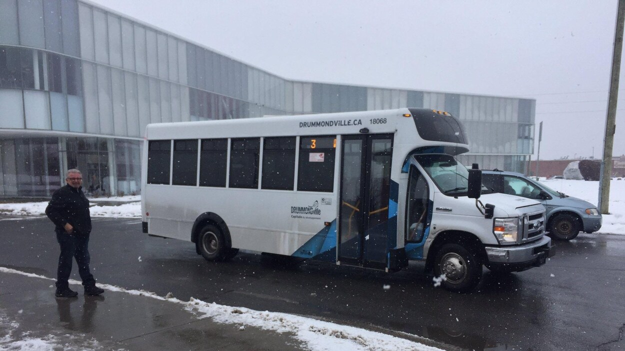 Un autobus avec de la neige.