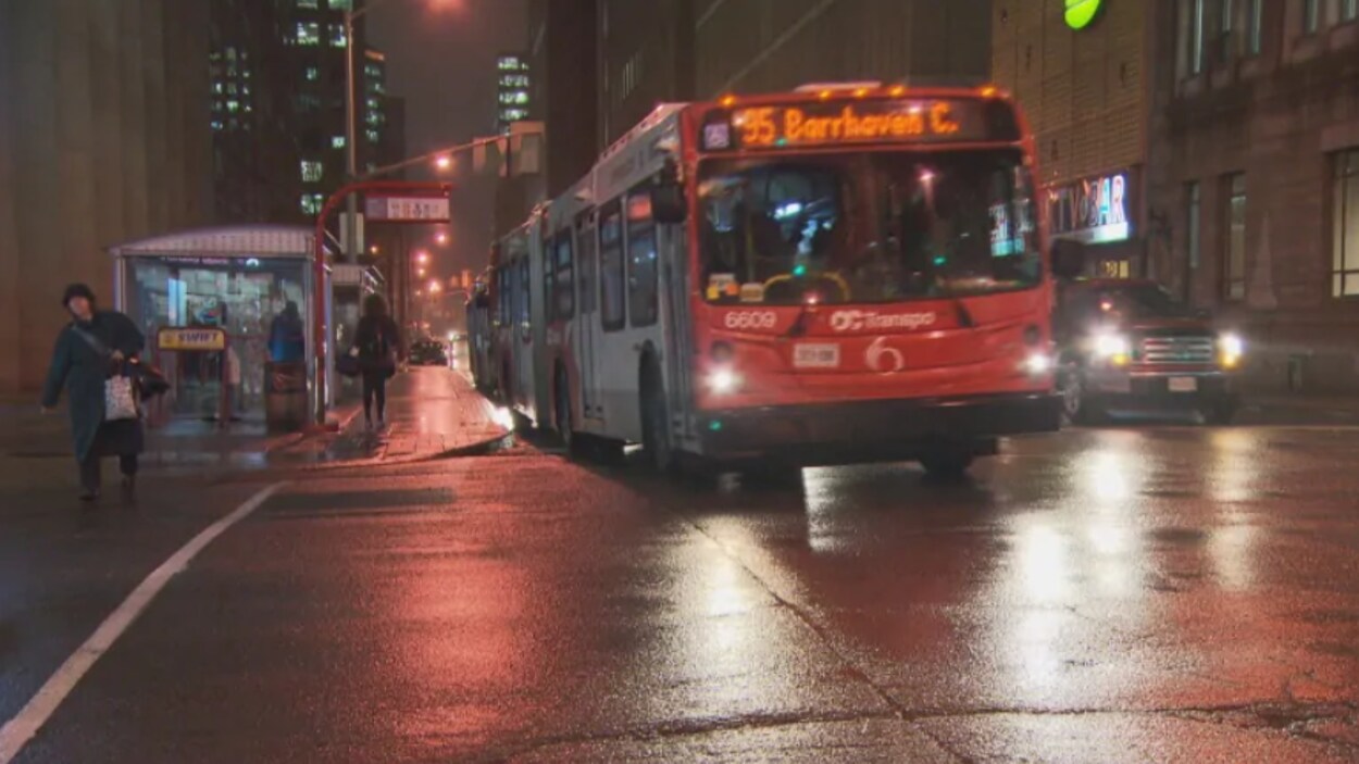 Un autobus à Ottawa, de nuit.
