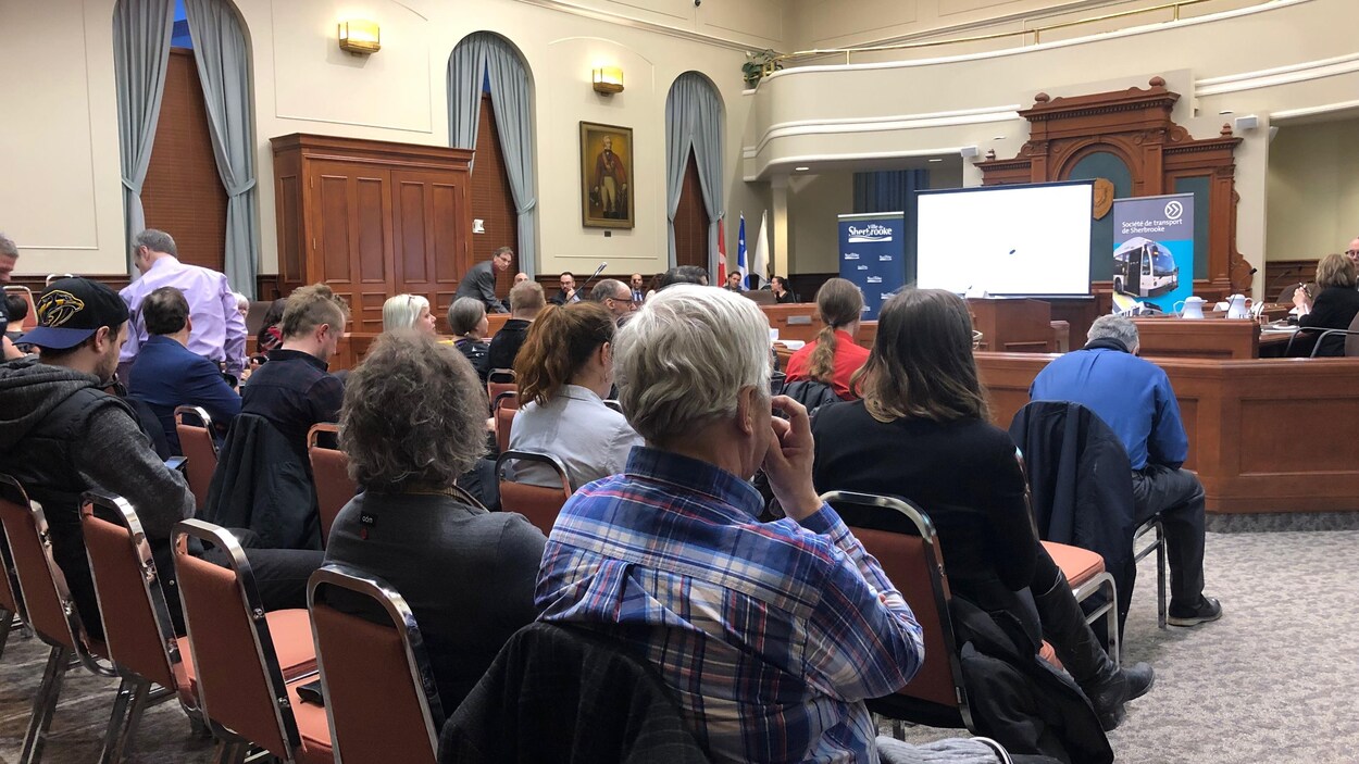Une trentaine de citoyens et de commerçants ont participé à la séance d'information concernant l'abandon de la station du Dépôt par la Société de transport de Sherbrooke.