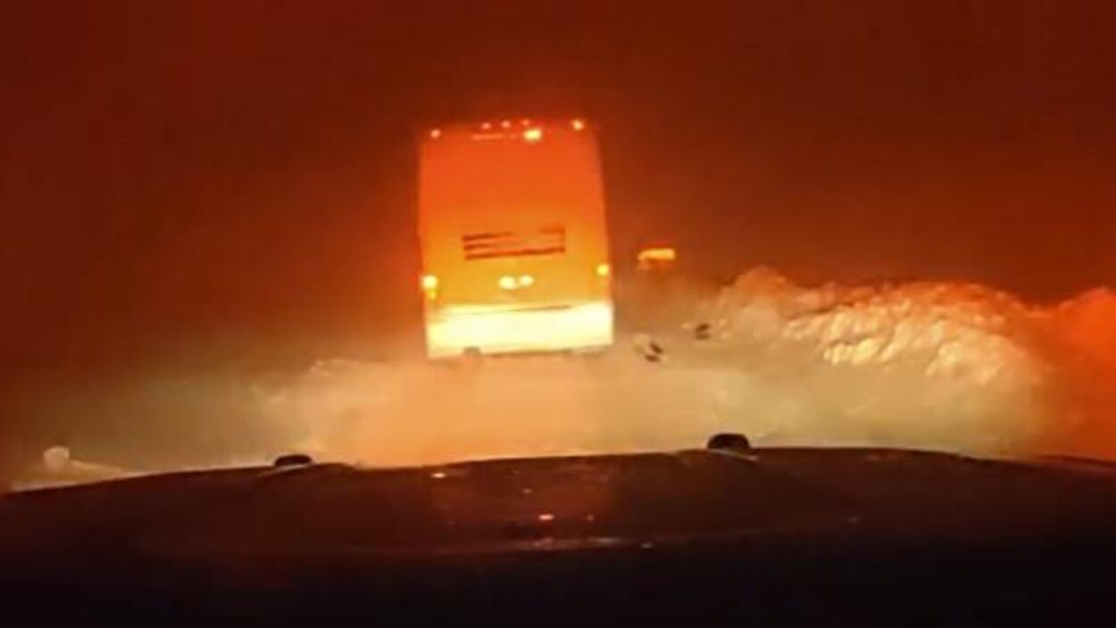 Un chauffeur d’autobus arrêté deux fois sur la même route fermée à cause de la tempête