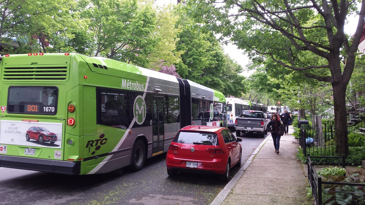 File d'autobus dans une rue du quartier Montcalm File d'autobus dans une rue du quartier Montcalm
