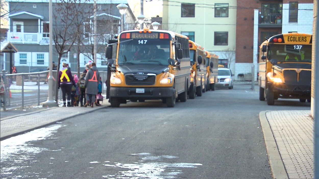 Une fillette de six ans happée par un bus scolaire RadioCanada.ca Une fillette de six ans happée par un bus scolaire RadioCanada.ca
